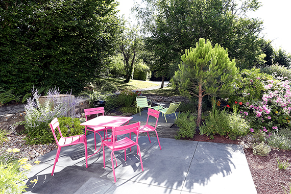 Serrault Jardins imagne votre terrasse, en grès céram ou encore en lame imitation bois.