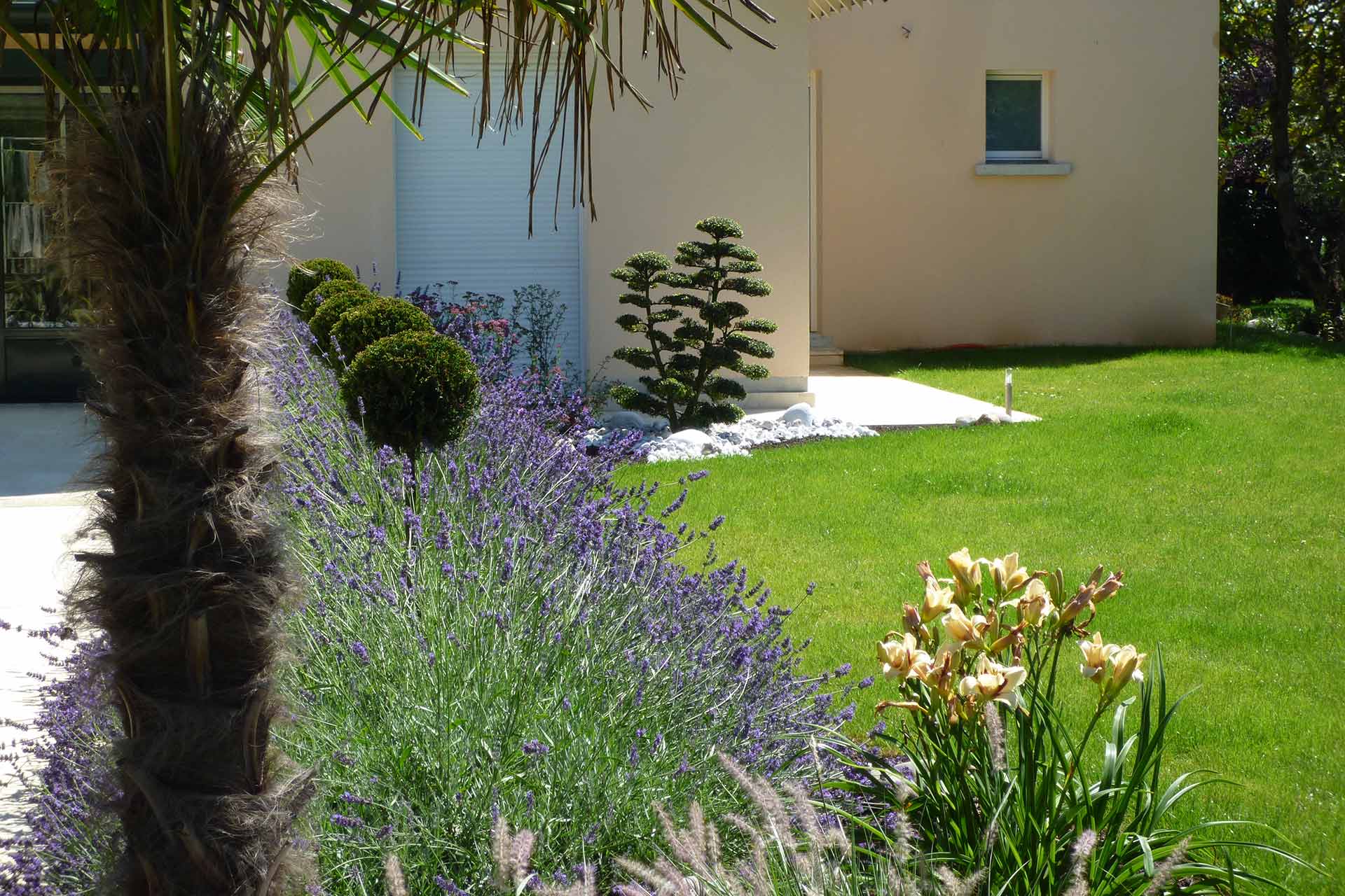 Serrault Jardins situé à la Ville aux Dames, crée des entrées paysagées.