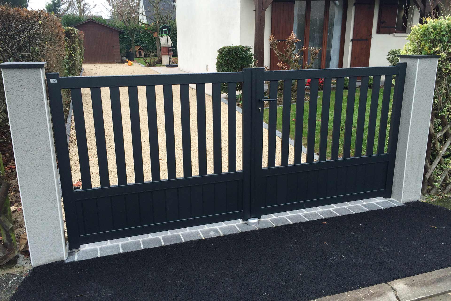 Serrault Jardins réalise les contours de votre maison grâce à sa gamme de portails et clôture.