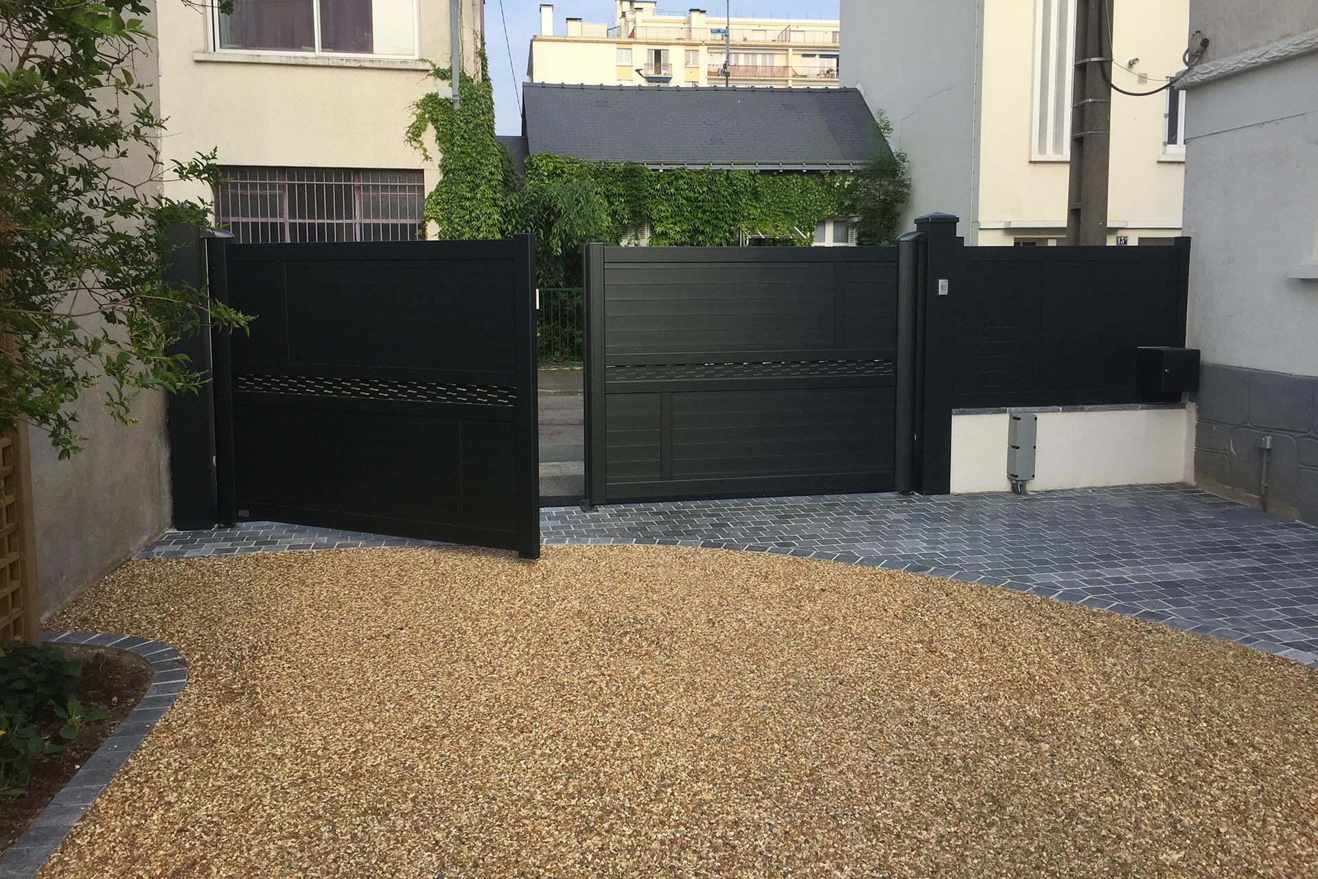 Serrault Jardins, aménage vos extérieurs et vous propose une large gamme de portails et clôtures.