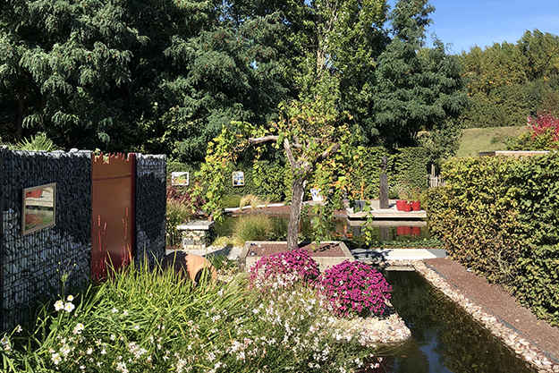 Découvrez le jardin expo de Serrault Jardins à la Ville aux Dames.