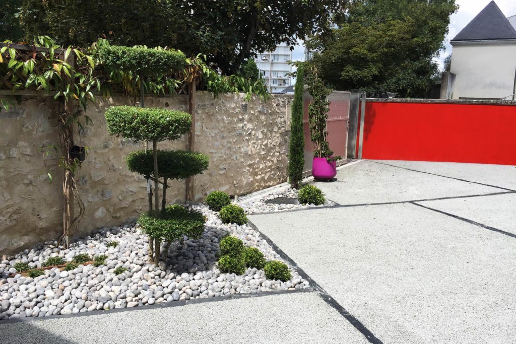 Paysagiste en Indre et Loire, Serrault Jardins crée des accès carrossable en béton poreux.