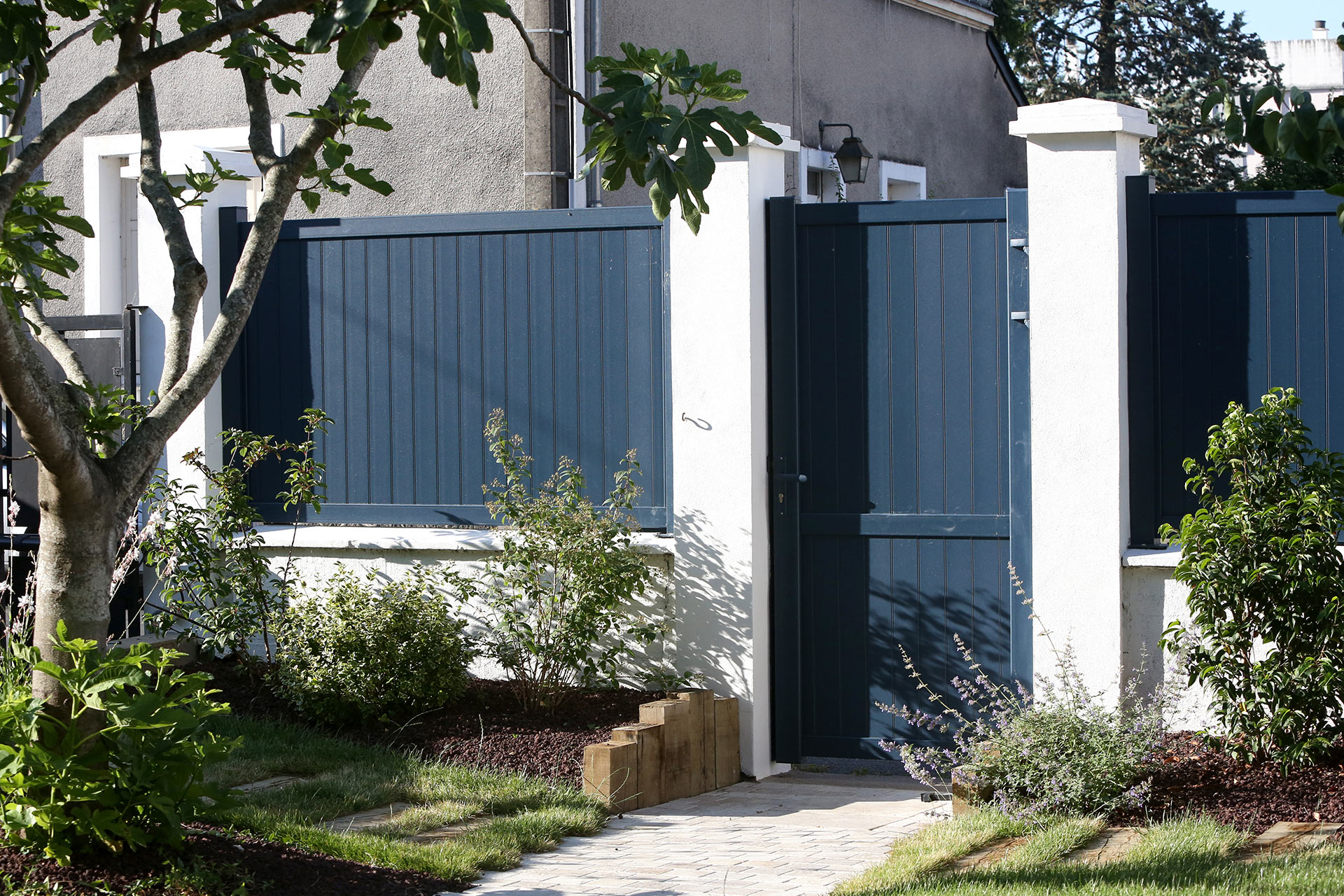 Serrault Jardins propose une large gamme de clôture en alu, bois ou encore en PVC.