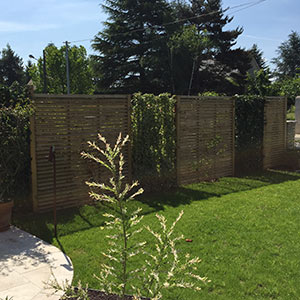 Serrault Jardins propose des panneaux en bois pour clôturer votre jardin.