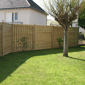 Serrault Jardins propose ses services pour l'installation de panneaux bois.