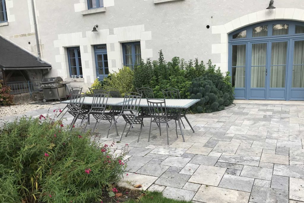 Serrault Jardins réalise des terrasses en pierres naturelles.