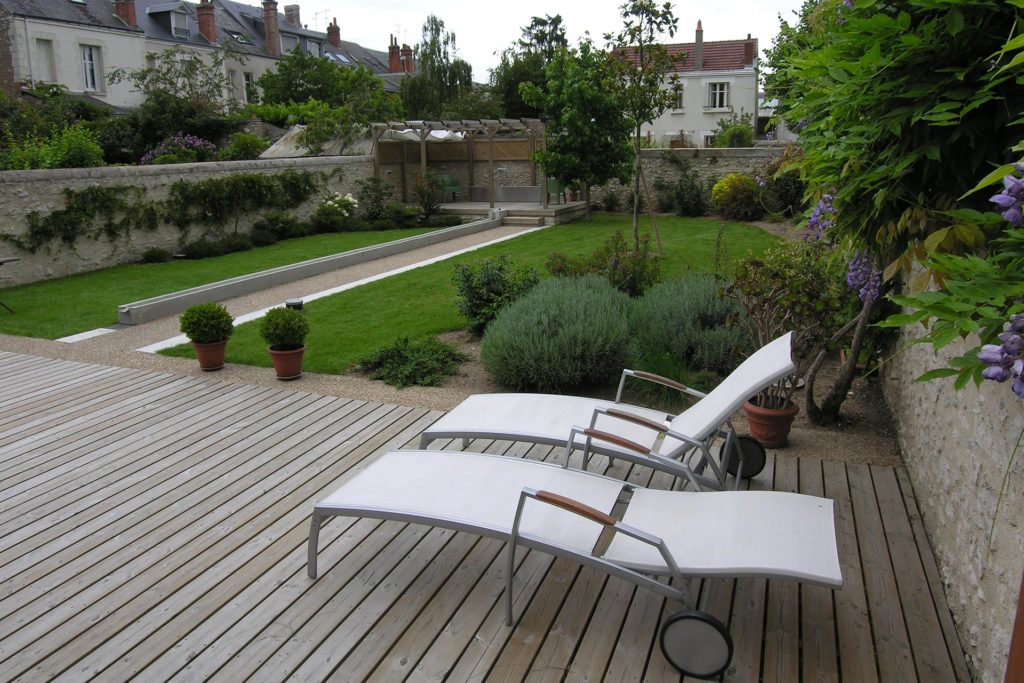 Serrault Jardins, crée des terrasses en bois ou imitation bois pour les particuliers.