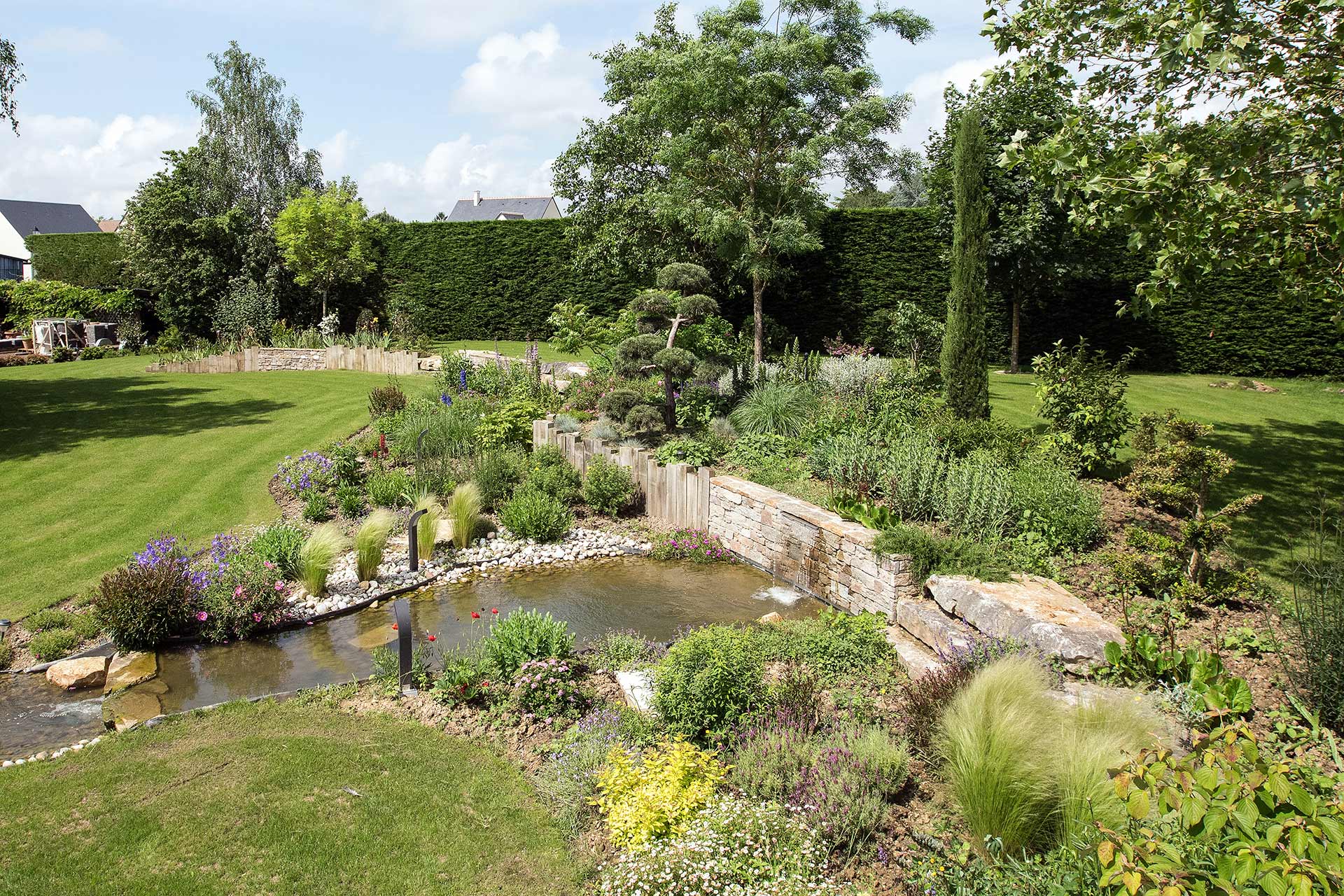 Si vous cherchez un paysagiste pour aménager votre jardin, Serrault Jardins vous conseille sur vos projets de jardin.
