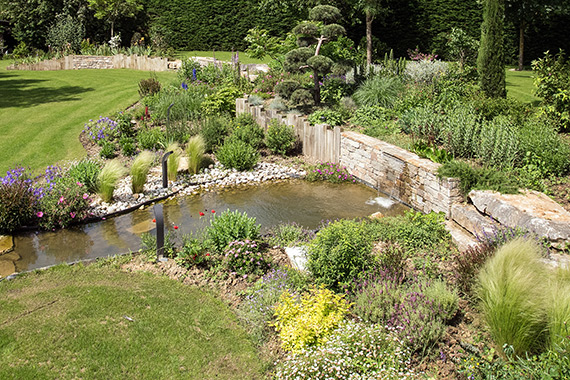 Serrault Jardins créé des bassins et cascades pour sublimer votre jardin.
