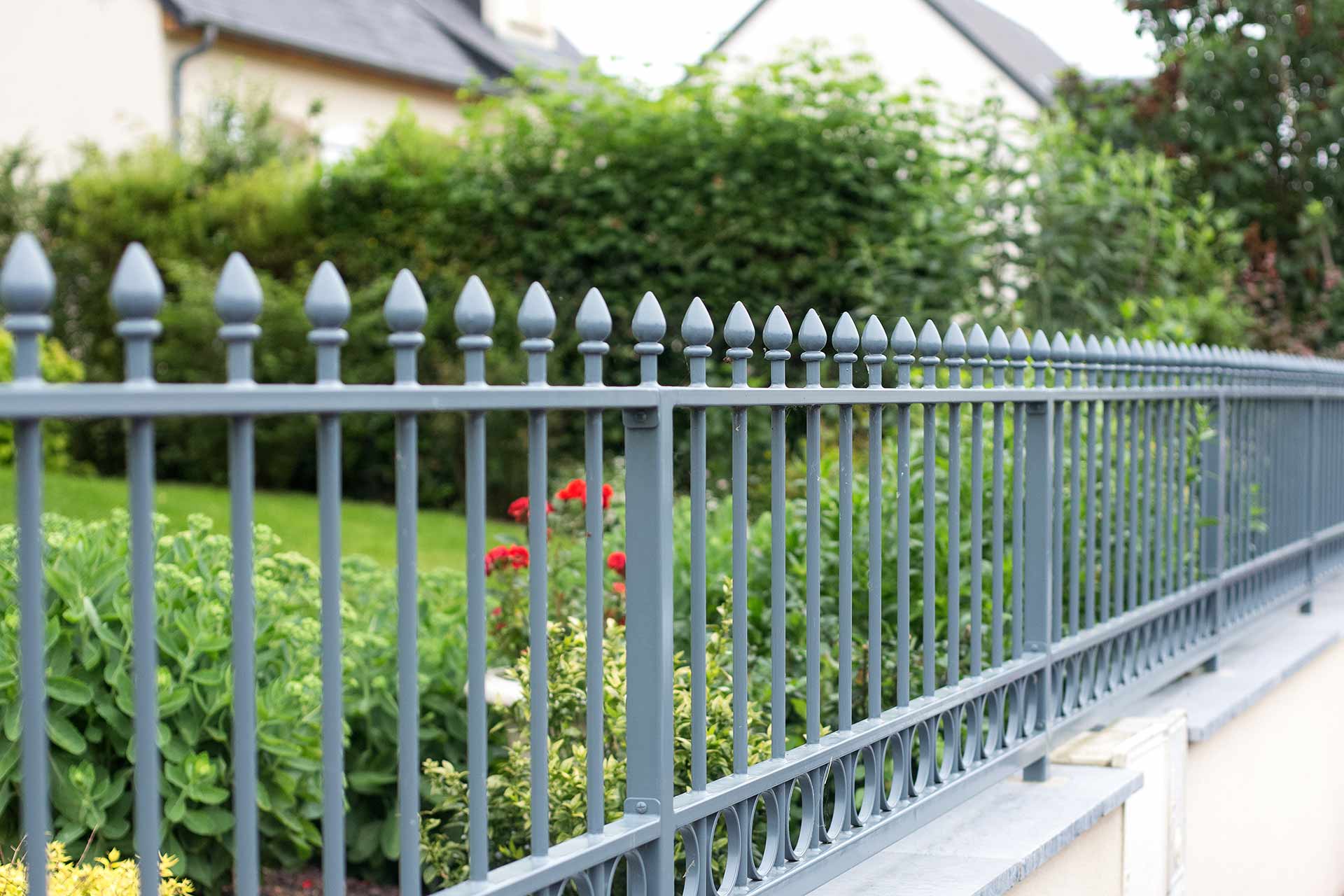Paysagiste à la Ville aux Dames, Serrault Jardins vous propose des clôtures classiques ou modernes.