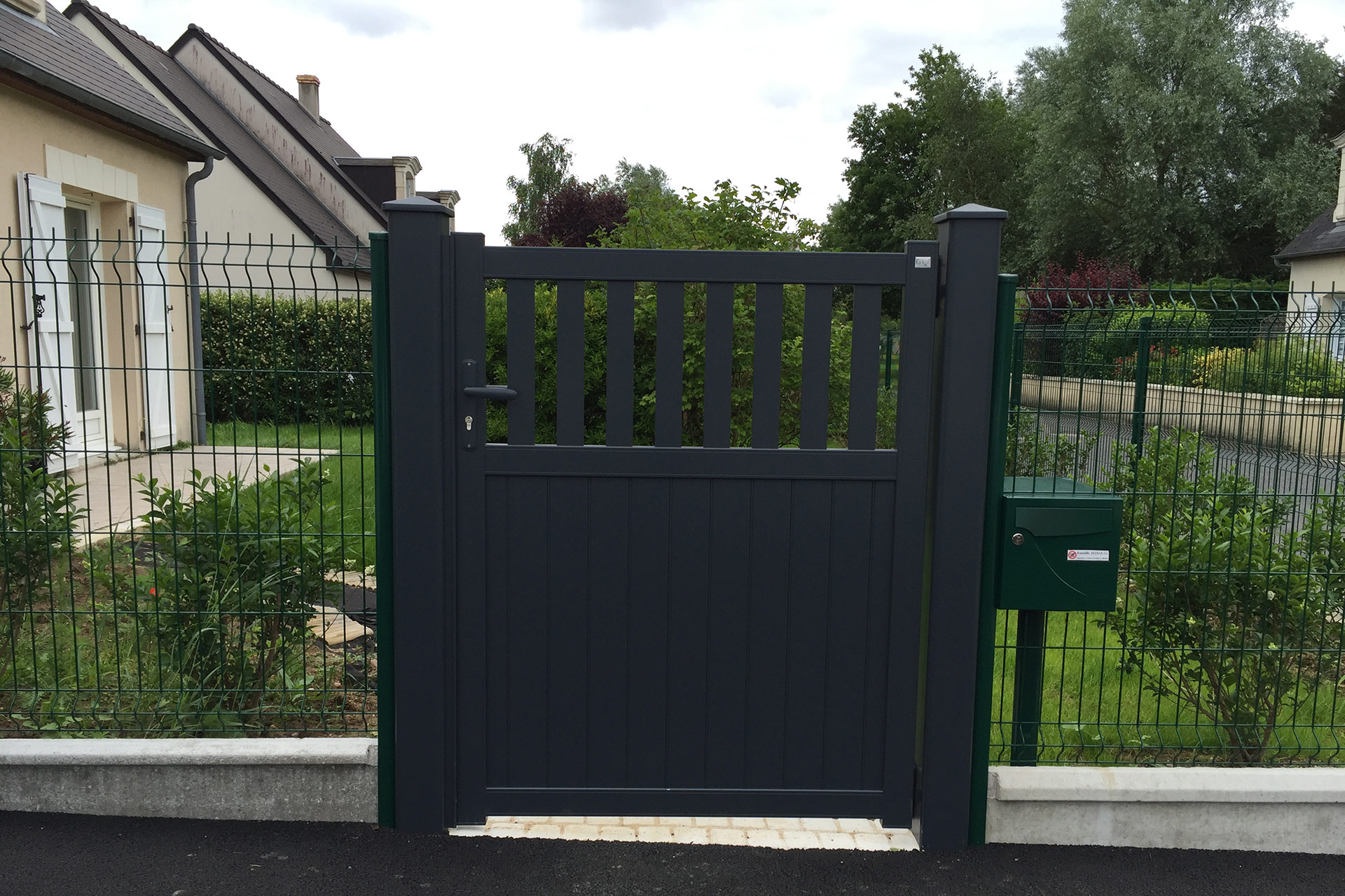 Serrault Jardins paysagiste en Indre et Loire vous propose des portails et clôtures.