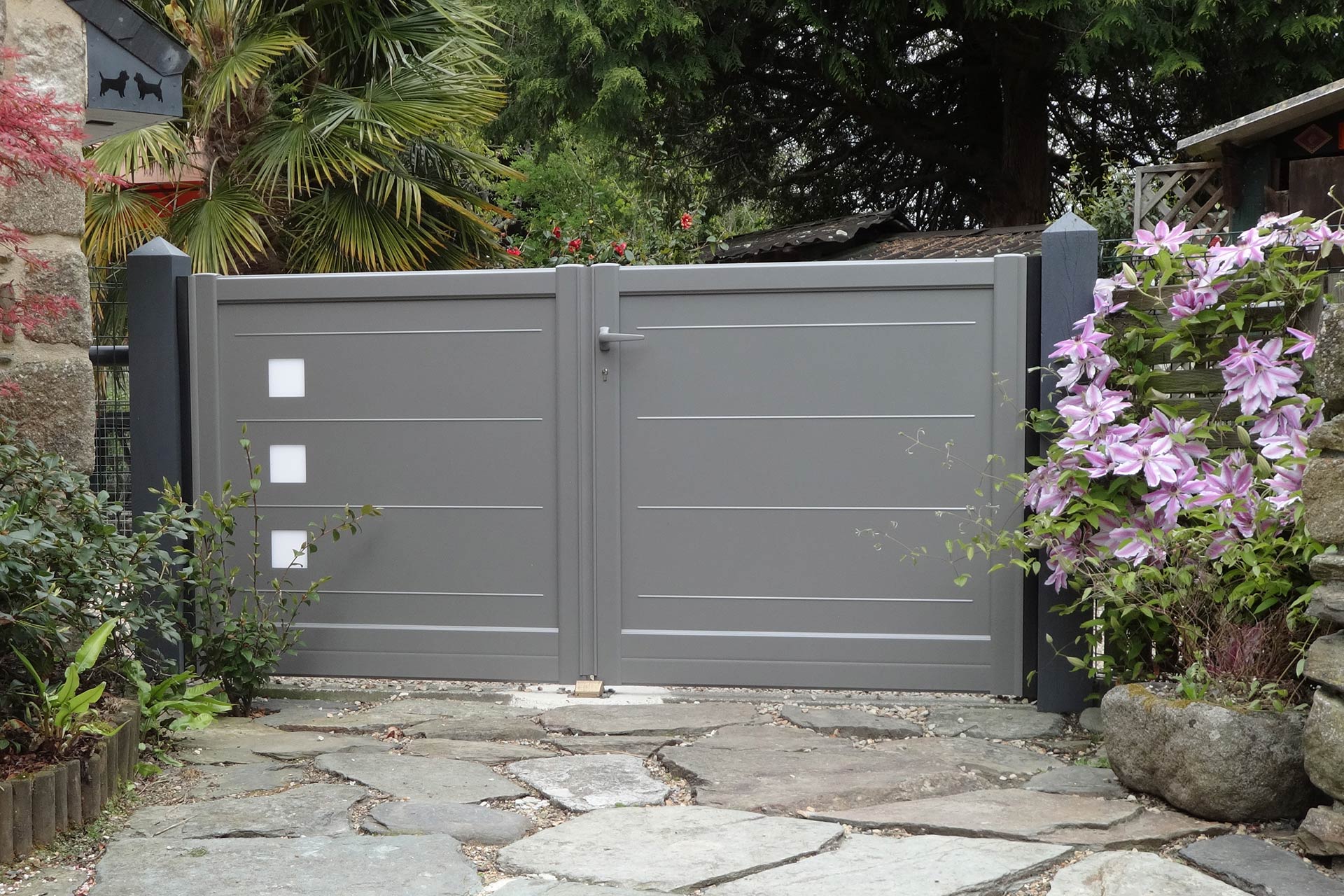 Serrault Jardins vous propose une large gamme de clôture et portail.